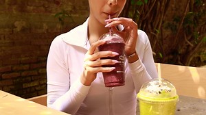 Disfruta nuestros famosos smoothies donde quiera que estés. ¿Cuál es tu favorito?💖 #verdebendito #comericoysano #comerico #lunchtime #piensaverde #ricoynatural #comericoysano #delifood #healthyalternatives #gdl #foodie #smothietogo #smoothie #berries #mango #apple #fruits #freshsmoothie | Verde Bendito