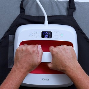 Make Dad an apron he’ll actually use ‍ Grab the free SVG and get crafting! https://thecraftyblogstalker.com/top-dad-fathers-day-apron/ | The Crafty Blog Stalker | Facebook