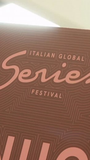 🎬 Una giornata ricca di appuntamenti quella di ieri! Dal ritorno iconico di Sandokan e le emozioni di Cuori, alle proiezioni internazionali come Bookish, Hidden Island, Estranei, The Assassin, The Outlaws e The Puzzle Lady. 🌟 E poi le masterclass di Mark Gatiss, Marco Bellocchio, Valeria Golino, Alberto Barbera e Piera Detassis, fino all’evento speciale Von Fock all’Arena Ceccarini. 🎞️ Scopri alcuni dei momenti salienti nel nostro reel quotidiano… il Festival continua! #IGSF2025 #MarkGatiss #