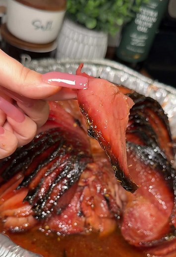 Don’t forget your ham ingredients ‼️ Have a blessed thanksgiving!🧡🤎🤍 Ingredients: Honey butter rub, ﻿﻿• 10lb Fully Cooked Spiral Ham ﻿﻿• 2 Sticks of Butter (1 cup butter) ﻿﻿• Half Cup Honey ﻿﻿• Half Cup Brown Sugar Rub honey butter mixture all over ham, Bake at 350 degrees for 1 hour Glaze, ﻿﻿• 1 Cup Pineapple Juice ﻿﻿• 1 Cup Brown Sugar ﻿﻿• Half Cup Honey ﻿﻿• Jerk Seasoning Allow glaze to come to a simmer, add half the glaze to the ham & bake for 1 more hour (bake time: 2 hours total) for a 