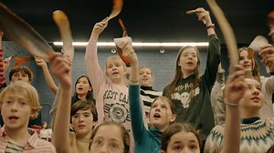 Elke woensdag repeteren de kinder- en jeugdkoren van de Munt. Waarom ze deze hobby boven alle andere verkiezen? Hun passie voor opera, natuurlijk! ━━━━━ « C’est tellement plus chouette que de chanter tout seul dans sa chambre » ! Les Chœurs d’enfants et de jeunes de la Monnaie répètent tous les mercredis avec la même passion… | La Monnaie De Munt