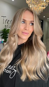 A free hand paint with @kevin.murphy clay face frame foils = perfect low maintenance blonde 🙌🏽 | Trendz Hair Studio