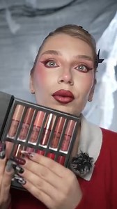 💋Machiaj full face cu... rujuri? Da, ai citit bine! Miruna Simina a folosit setul The Kiss Vault de la 𝗦𝗲𝗻𝘀𝗼𝗣𝗥𝗢 𝗠𝗶𝗹𝗮𝗻𝗼 intr-un mod complet neasteptat – si rezultatul este absolut wow!✨ Un look creativ, original si plin de culoare, care pune perfect in valoare versatilitatea si nuantele superbe din acest set. 🎯 Tu cum ai folosi The Kiss Vault? 👉 Descopera-l acum pe PensuleMachiaj.ro #SensoPROMilano #TheKissVault #MakeupHack #FullFaceWithLipstick #CreativityInMakeup | Pensule Mach