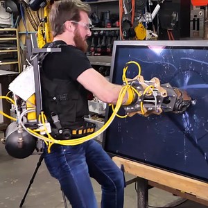 924K views · 3.5K reactions | This guy built himself a real-life Doomfist Gauntlet and it’s truly destructive via The Hacksmith | Interesting Engineering | Facebook