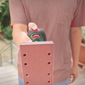 Vous vous demandez quelle ponceuse sans fil utiliser pour votre prochain projet de bricolage ? 🤔 Notre UniversalSander 18V-10 est parfait pour les surfaces de taille moyenne, les coins et les bords. Avec sa plaque de ponçage en forme de fer à repasser, elle est polyvalente et propose même des accessoires en option pour les zones difficiles d'accès. 😎 En revanche, notre AdvancedOrbit 18 avec sa plaque de ponçage ronde est conçue pour les surfaces plus fines. Il se distingue non seulement par un