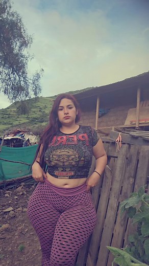 Roxy Buenota: Bailando y Desnudándose