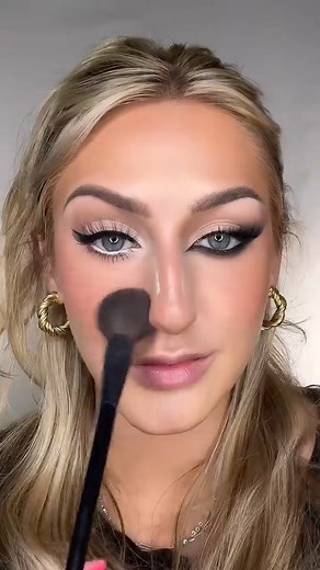 152K views · 1.5K reactions | shapeshifting with makeup 歷隆‍♀️ #makeup #makeuptutorial #makeuptransformation #doevssireneyes #reels | Makeup by Katie | Facebook