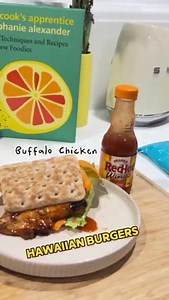 🍍🔥 You've got to try this spicy and sweet Buffalo Chicken Hawaiian Burger. The perfect sweet/ spicy combination 🤤 @flat.out.nutrition Ingredients: ✅ 1 x Chicken Breast Steaks ✅ 1 Thins Soft Wholemeal 15ml Frank’s RedHot Buffalo Wing Hot Sauce ✅ 10g Pineapple Slices ✅ Mixed Salad ✅ 1 slice Swiss Cheese 🔥 Method: 1️⃣ Cook the marinated chicken breast in a pan or air fryer until golden and cooked through. 2️⃣ Lightly toast the wholemeal thins 3️⃣ Melt the Swiss cheese over the hot chicken. 4️⃣ 