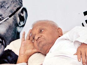 Lokpal Bill: Govt, Anna at loggerheads