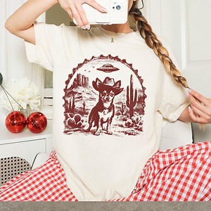 Cowboy Chihuahua Shirt, Funny UFO Alien Tee for Men Women, Retro Western Graphic T-shirt, Vintage Desert T-shirt, Gift for Dog Lover - Etsy
