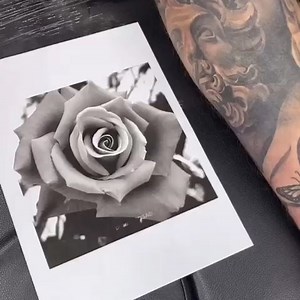 A rose on the knee.. why not! | Flaming Art Tattoo