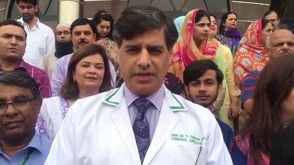 ٹیکرز۔ لاہور۔15, جون۔2023. ترجمان سمز/سروسز ہسپتال ۔ سروسز انسٹیٹیوٹ آف میڈیکل سائنسز میں ڈینگی ڈے کی مناسبت سے آگاہی واک کا انعقاد کیا گیا۔ پرنسپل سمز پروفیسر ڈاکٹر محمد فاروق افضل نے آگاہی واک کی قیادت کی۔ ایم ایس سروسز ہسپتال ڈاکٹر احتشام الحق سمیت سمز فیکلٹی ممبران، سروسز ہسپتال کی انتظامیہ اور طلباء نے واک میں شرکت کی۔ واک کے شرکاء نے انسدادِ ڈینگی کے بینرز اور پلے کارڈ اُٹھائے جیل روڈ تک آگاہی واک کی۔ پرنسپل سمز پروفیسر ڈاکٹر فاروق افضل، ایم ایس سروسز ہسپتال ڈاکٹر احتشام الحق اور پروفیسر ط