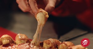 1.4M views · 336 reactions | Vuelve la mejor, la favorita de todos.  La Cheesy Bites y sus 28 bites rellenos de queso mozzarella, listos para dipear en su irresistible salsa marinara. 燎 Porque cuando el queso se estira, tu sonrisa también.  ¡Ordena ahora!  809.620.2020 [Call Center & WhatsApp]  pizzahutrd.com |  App PizzaHutRD #PizzaHutRD #CheesyBites #SoloEnPizzaHut | Pizza Hut | Facebook