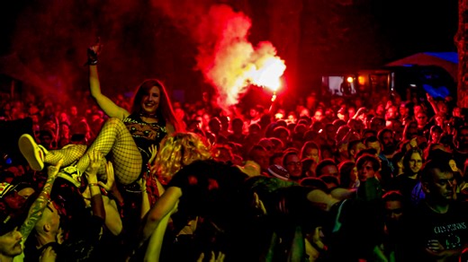 With this pub anthem delivered by The Rumjacks we wish you an amazing weekend and as little hangover as possible! 🍻 | Punk Rock Holiday