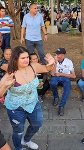 Lorena la chica dorada y su nuevo bailarin el robocot tiezo bien alegres moviendo el cuchumbo. #PlazaLibertad #Elsalvador | Jorge Alfaro