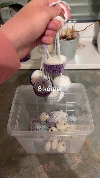 Handgehäkelter Schildkröten-Schlüsselanhänger mit Charm