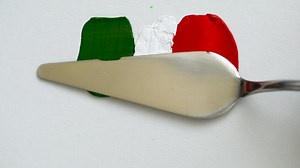 creando un bandera de Italia con acrílico pinturas y paleta cuchillo