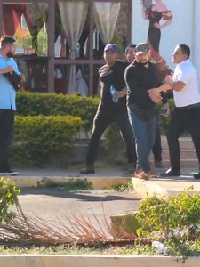 538K views · 2.6K reactions | Me mandan este video del piruquita de Rosendo Álvarez, hasta los quesos armó un pleito con un mesero en el Puerto Salvador Allende; el mesero lo siguió y fue detenido por unos hombres que al parecer andaban con el basuca que se corrió y se metió a su camioneta. El pleito fue porque el piruquita quiso meter a unas “chicas del can” al restaurante, y no se lo permitieron. | Miguel Mendoza | Facebook