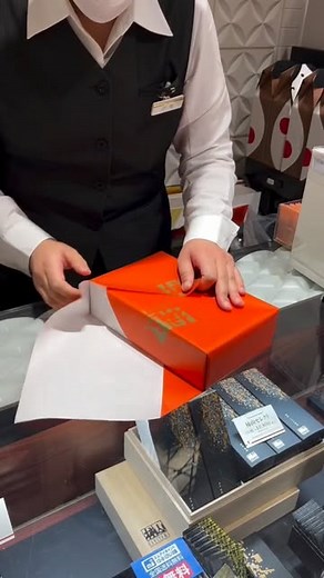 Arts Terra on Instagram: "Japanese gift wrapping is celebrated for its artistry and efficiency, turning a simple task into a mesmerizing display. Traditional methods like Furoshiki, which uses fabric, and quick paper-folding techniques create beautifully wrapped gifts in just moments. Videos: @tokyo_zenliving_tour #christmas #gift #japan #diy"