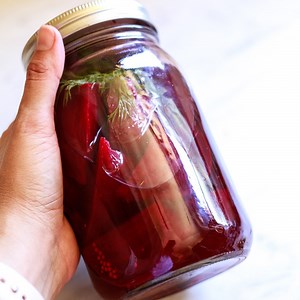 Quick pickled beets are a tasty snack to keep in the fridge! https://www.yummymummykitchen.com/2019/08/quick-pickled-beets-recipe.html | Yummy Mummy Kitchen by Marina Delio