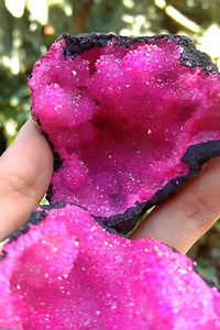 Vendido | Geoda de cuarzo aura fucsia 8.8 cm. $950 mxn con envío GRATIS por correos de México o desde $150 por FedEx. 88*70*57 mm. 228 g. aprox. Localidad: Marruecos. #Minerales #Fósiles Su color se debe a tratamientos físicos y/o químicos. ID228G-8.5 Contamos con Sistema de Apartado. Envíanos un whatsapp ☺ : www.bit.ly/wa2461195231 Catálogo: www.fb.com/MineralesReyMarques/shop | Minerales Rey Marqués