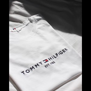 12K views · 573 reactions | #TommyHilfiger では、医療最前線で働く方々のために今社員がこのような活動を行っています。 | Tommy Hilfiger | Facebook