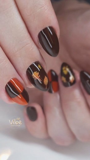 getting closer to giving thanks 🍂🤎 . HARD GEL FILL W SHORTENING ON SHORT/MEDIUM LENGTH . HAND PAINTED ACCENTS INCLUDING LEAF EMBELLISHMENTS . DRY MANICURE PREP 1 HR 45 MINS START TO FINISH 🔆 #Thanksgivingnails #brownnails #leafnails #checkerednails #TheVibeNailLounge #fallnails #autumnnails #leaves #Orangenails #novembernails | The Vibe Nail Lounge