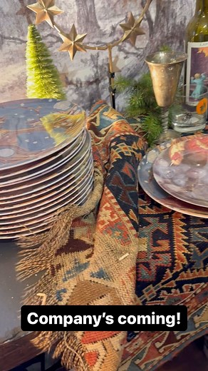 Company’s coming and your to-do list is getting long, so we’ve got you! Saturday of our Holidays in the Barn features table-setting how-tos from an HGTV designer, and a deep-dive into Christmas tree trimming with @heirloom23 - giving you the tips and tricks you need to make the season bright. Visit all weekend long to enjoy: • Holiday Makers’ Market • Vintage barns decked out for the holidays • FREE wine tasting @loewvineyardswine • Local food trucks • Local coffee, treats, plants & flowers • Ph