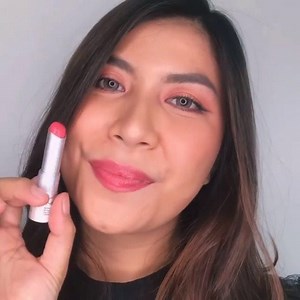 Have you met our NEW Glow Play Lip Balm? https://linktr.ee/maccosmeticsid This glossy tinted lip balm kisses lips with a playful pop of everyday colour – while a nourishing blend of shea butter and mango- and jojoba-seed oils instantly soothe, smooth and hydrate. 💋 Halo At Me 💋 Sweet Treat 💋 Floral Coral 💋 Rouge Awakening 💋 Grapely Admired Click link in our bio to shop now! #MACCosmeticsID #MACGlowPlay Regram MAC Artist @rossa_mac | M·A·C Cosmetics