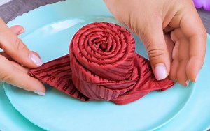 Spring table decorations with stylish napkin designs