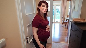 DEBT4k. Un agent de recouvrement donnera du temps à la femme en échange d'une baise