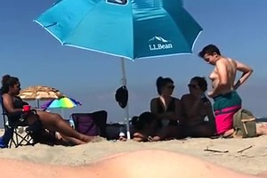 Priceless reaction of women to a guy cumming with no hands