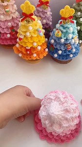 who said Christmas trees have to be green 🎄#crochettree #crochetxmas #christmasdecor #holidaycrafts #handmadeholiday #diychristmas #crochetpattern #holidaydecor #MadeWithLove #EtsyMakersCanada #CrochetLoversEU | Crochetwmin