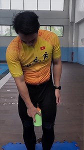 Kicking hard but still slow? You’re not alone. Many swimmers train their breaststroke kick with a lot of effort, but still feel heavy, slow, and exhausted in the water. The problem is often not your strength, but your knee position. In this video, Coach Phu breaks down the key difference between wide knees vs narrow knees in the breaststroke kick — and shows you why narrow knees help you swim faster with less effort. You’ll learn: Why wide knees create drag and slow you down How narrow knees imp