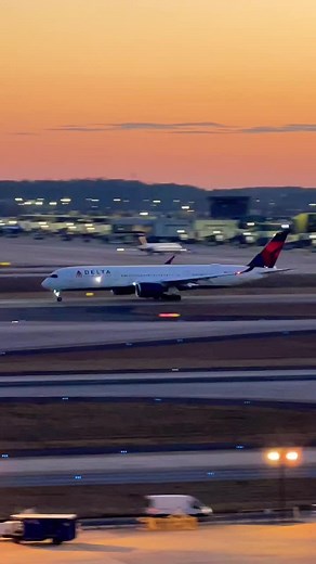 Delta Airplane Landing: Stunning Airport Footage