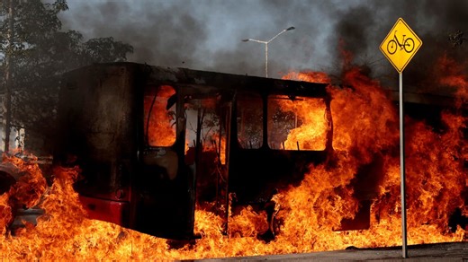 Mexican cartel violence cancels flights, locks down Puerto Vallarta