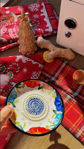 It’s so easy! Grating pickled cucumbers 🥒🍽️ #oddlysatisfying #foodasmr #grating #kitchenhack