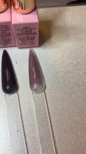 én magisk kolleksjon! ✨ Glitterbels slipper årets vakreste vinterkolleksjon, og vi er forelsket 😍❄️ 🌲 Dype grønntoner: Perfectly Pine & Evergreen Dream 🍬 Myke og søte nude- og rødttoner: Walnut Whip & Merry Merlot 💜 Statement-farger: Velvet Ribbon & One More Sleep ✨ Glitrende vintermagi: Pearl Frost, Snow Globe, Snow Fairy, Burnt Sugar & Fireside Sparkle Hvilken nyanse må du bare ha? ✨💅 #glitterbels #newcollection #wintershades #nails #Greenhousebeauty #nailinspo #gelpolish #nailtech #chris