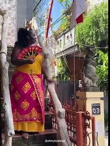 8.5K views · 111 reactions | Foreigner trying Balinese traditional clothing  Bali is a popular destination not just among Southeast Asians but also around the world.  | Koshesai Fundira #bali #balinese #indonesia | ASIAN Story & Heritage | Facebook