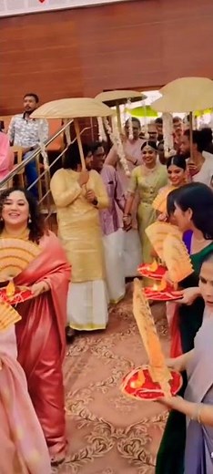 മീരയുടെ കല്യാണത്തിന് നസ്രിയ താലം എടുത്തപ്പോൾ 😍nazriya welcoming bride meera with Diya