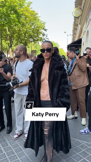 @Katy Perry at the #Balenciaga Haute Couture Fall/Winter 2024/2025 show in #Paris. #voguegermany #katyperry #katy #katyperryfan #katyperryedit #katyperrymylife #katyperryedits #hautecouture