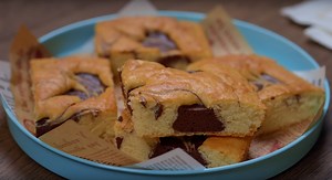 88K views · 606 reactions | Chocolate Vanilla Cake 퐈퐍퐆퐑퐄퐃퐈퐄퐍퐓퐒: 2 cups all purpose flour 1 tbsp baking powder 3 eggs at room temparature 1 cup (200 grams) of sugar 1 teaspoon of vanilla extract Half a cup (125ml) of milk Half a cup (100ml) of oil 2 tablespoons unsweetened cocoa powder | Kitchen Cookbook | Facebook