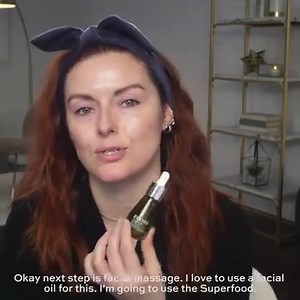Glow Expert Approved ✅ @katiejanehughes gives us the glow-down on our radiance-enhancing Superfood Facial Oil. ✨ Shop now : https://bit.ly/31X4D29 | Elemis