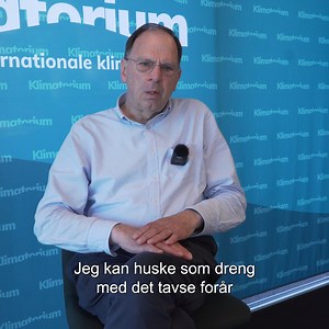 Stort tillykke til vores Bestyrelsesformand, Jørgen Nørby, som i søndags rundede de 75 år! 🎉 I anledning af hans fødselsdag har vi haft Jørgen forbi til en snak. Her deler han sine perspektiver på nutidens klimaudfordringer, reflekterer over sin rejse fra landmand til politiker og fortæller, hvordan samfundet har udviklet sig, siden han som dreng legede i 1950’ernes Danmark. Se interviewet her - og hør Jørgen fortælle med både indsigt og eftertanke. | Klimatorium - Danmarks internationale klima