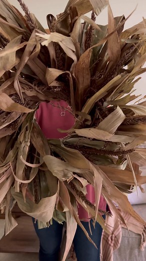 Corn husk wreaths are one of my favorite autumn decor pieces to create and I’ll have a few in my Etsy shop launch tomorrow ~ Friday, June 16 at 6 pm EST! 🍂.Measure 18” in diameter and made with dried corn husks and tassels ~ an amazing wreath to display all throughout autumn! 🍂 | Primitive Pig Folk Art