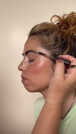 @milkmakeup launched the first tubing brow gel, and I’m absolutely here for it! You all know how obsessed I am with innovation and fresh product ideas, so I had to get my hands on this. While testing it out at the vanity, I focused on different aspects for myself versus Christina during the evaluation, considering our unique brow nuances. This is crucial when deciding if a product will work for you: always compare your own brows with those of the creator you’re watching. ✨ Wifey has some holes a