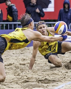Men’s Top Plays! Day 2 actions from the #BeachProTour Elite16 event in Hamburg 🇩🇪. 📺 Watch the matches live & on demand on VBTV. ⏰ Event schedule: https://bit.ly/3ODgZqb 🌞 #BeachProTourHamburg #BeachVolleyball | Beach Volleyball World
