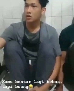 Kamu bentar lagi bebas. TAPI BOONG hiyahiyahiya 😂🙏🏻 . . #martapurapedia #bandung #ferdianpaleka #prank #lucu #kocak #polisi #tni #heboh #viral #tiktok #youtubers #meme #pelawak #tahanan #berita #beritahot #lagiviral #treading #trendingtopic #pranks #ferdianpaleka #buron #lfl #jawabarat #waria #banci #jakarta #videostar #vidiolucu #rajaprank | Martapurapedia