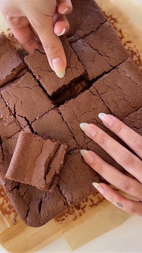 SQUISHY 🍫🤎🌴 chocolate butter mochi, a hawaiian delicacy #fyp #chocolatechip #chocolate #brownies | Brooki Bakehouse