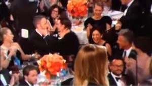 Actors Ryan Reynolds & Andrew Garfield kiss at the Golden Globes (video)